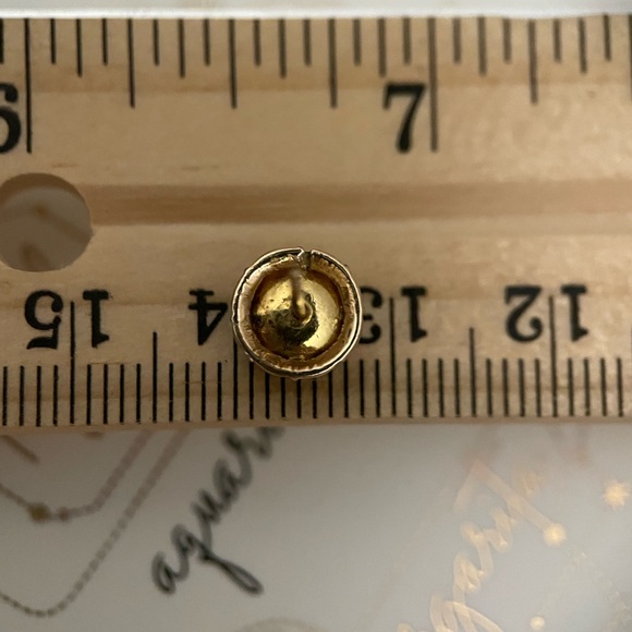 Mid-century 14kt solid gold green jade scalloped floral collet stud earrings - Picture 8 of 8